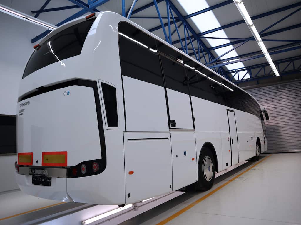 SC5 carrozado sobre chasis Volvo B11R de 13 metros de longitud y capacidad para 59 pasajeros